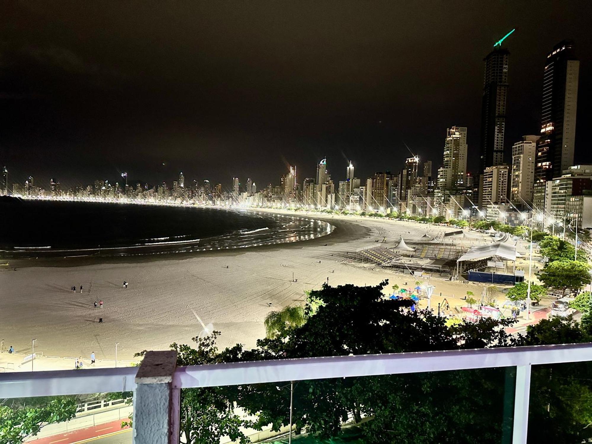 Roda Gigante, Garagem E Piscina Balneario Camboriu Exterior photo