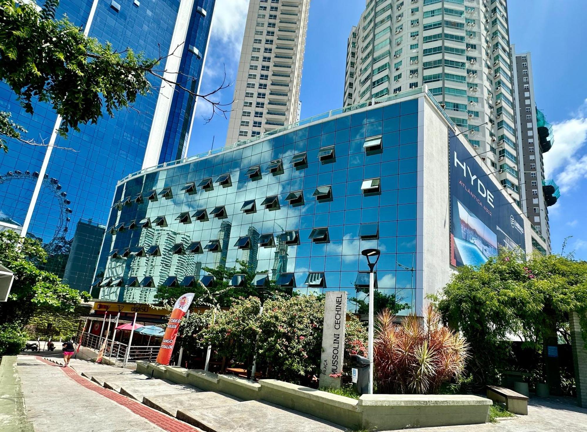 Roda Gigante, Garagem E Piscina Balneario Camboriu Exterior photo
